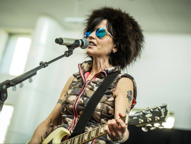 Dolores O’Riordan se ahogó en la bañera estando ebria: jueza forense
