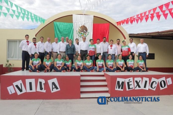 Entrega Gobernador uniformes y obras escolares en Comala