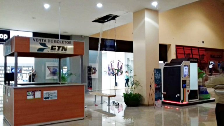 Reportan escurrimientos de agua al interior de Zentralia  (Video)