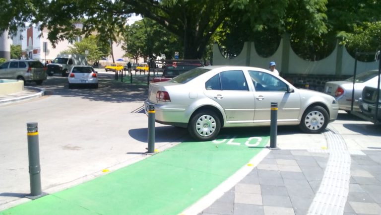 Estaciona su vehículo en plena ciclovía de Calzada Galván