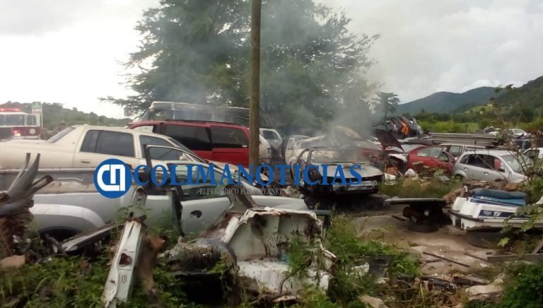 Se incendia Yonke de autos en Manzanillo