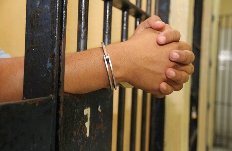 Conducía un vehículo con reporte de robo; fue vinculado a proceso