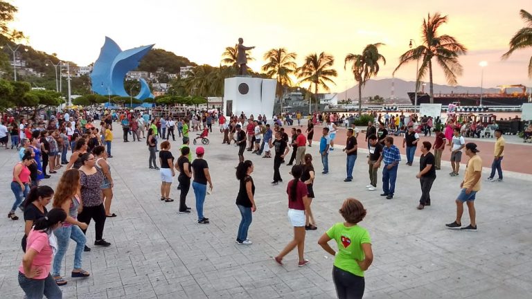 Todo listo para otro fin de semana para clases gratuitas de salsa en Manzanillo