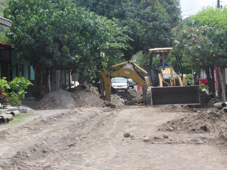 En Armería mejoran las redes de drenaje y agua potable en calle Chihuahua