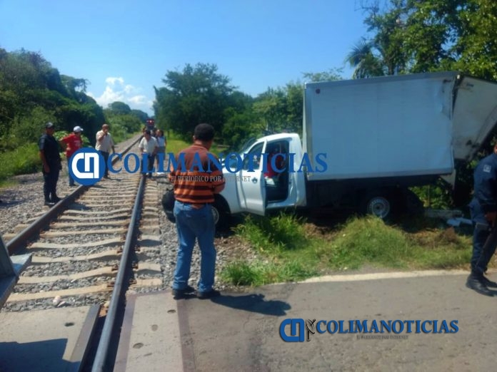 Camioneta intenta ganarle el paso al tren rumbo a Cardona