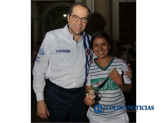 Felicita Gobernador a colimense campeona de Copa Mundial de Fútbol de Calle