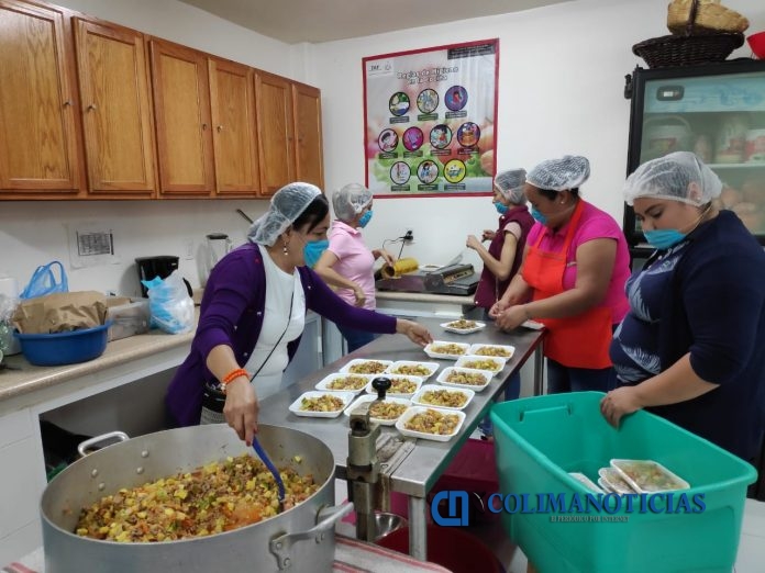 Adultos mayores en abandono reciben alimentos