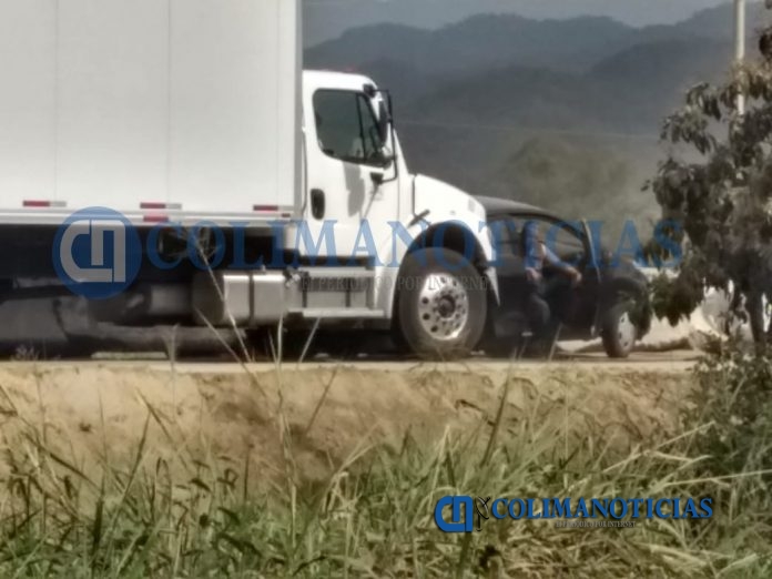 Carguero arrasa con compacto en el Libramiento de El Naranjo
