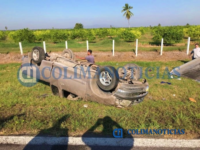 10 heridos al volcarse camioneta en la carretera a Tecuanillo