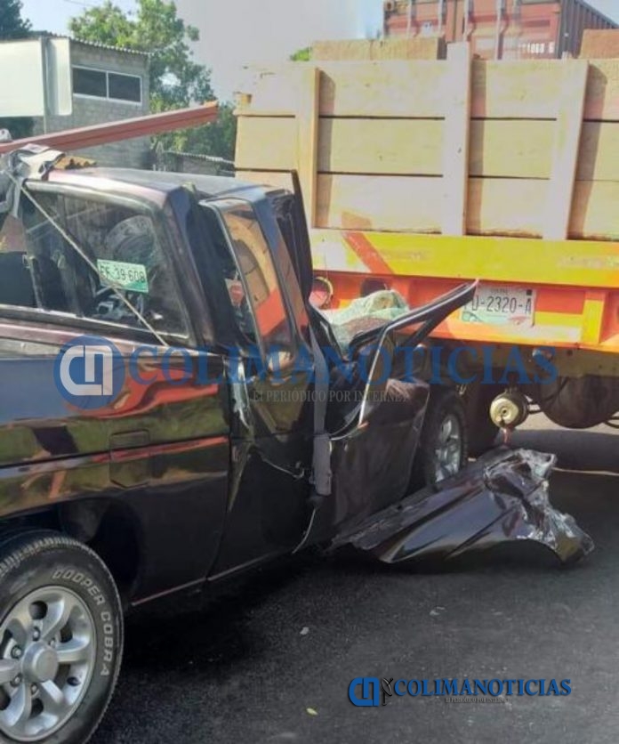 Camioneta termina debajo de un 'torton'