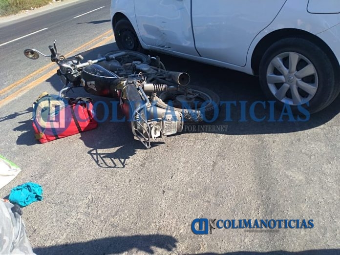 Fuerte choque de motociclista contra compacto