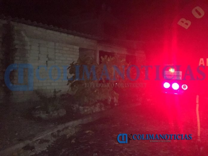A cubetazos policías de Armería logran sofocar el fuego de una vivienda en Cofradía de Juárez 4