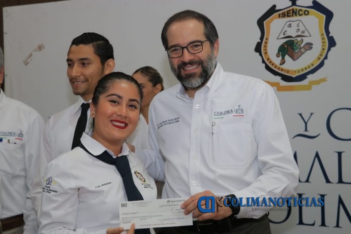 Beneficia Gobernador a estudiantes del Isenco con becas e infraestructura
