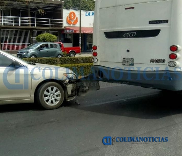 Choque entre urbano y auto, paraliza la Elías Zamora