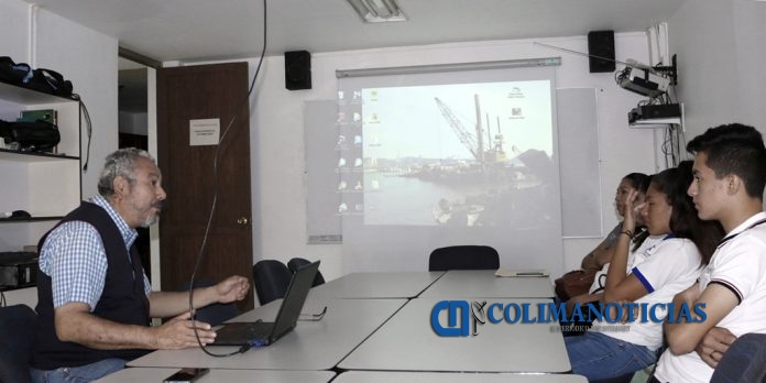 Investigadores CEUNIVO con alumnos de secundaria_Basilio Lara