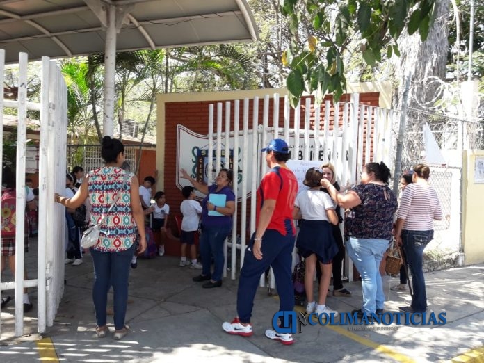 Padres de familia exigen a gobierno federal liberar recursos para escuelas de Jornada Extendida