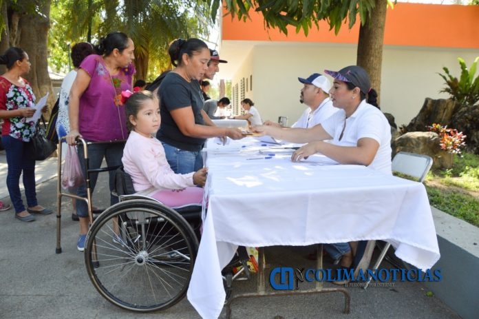 Se entregan becas municipales en Colima