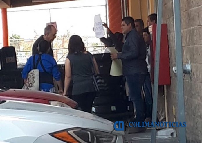 Se manifiestan fuera de Walmart tercer anillo por presunto despido a trabajadora embarazada