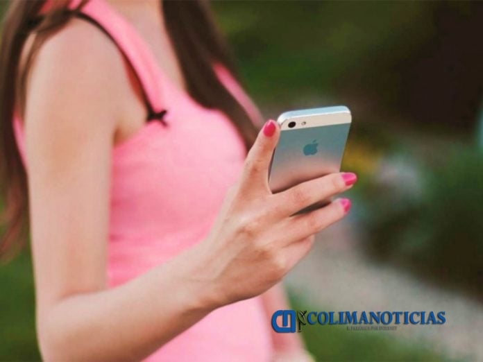 mujer con celular