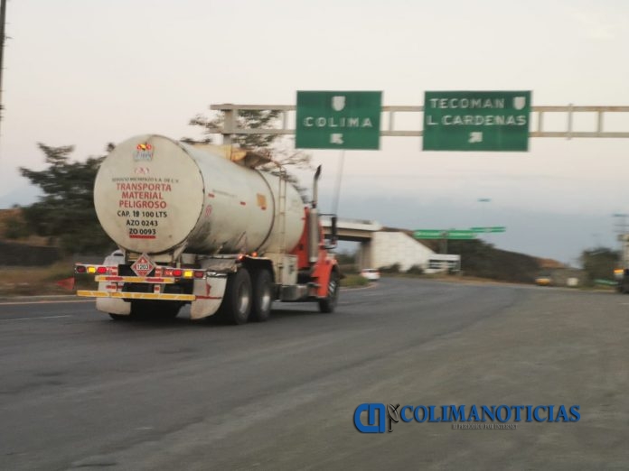 pipas que transportan combustible carretera