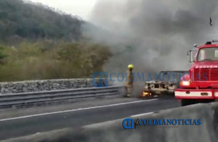 Familia tecomense frena su viaje a Talpa tras incendiarse camioneta en la que viajaban