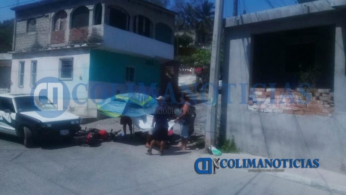 Mujer motociclista arrollada por camioneta en Manzanillo