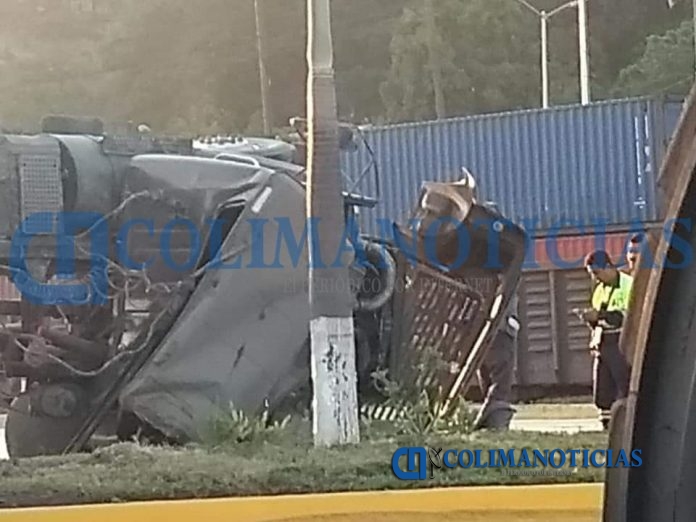 Sólo daños materiales deja volcadura de tráiler dentro del puerto