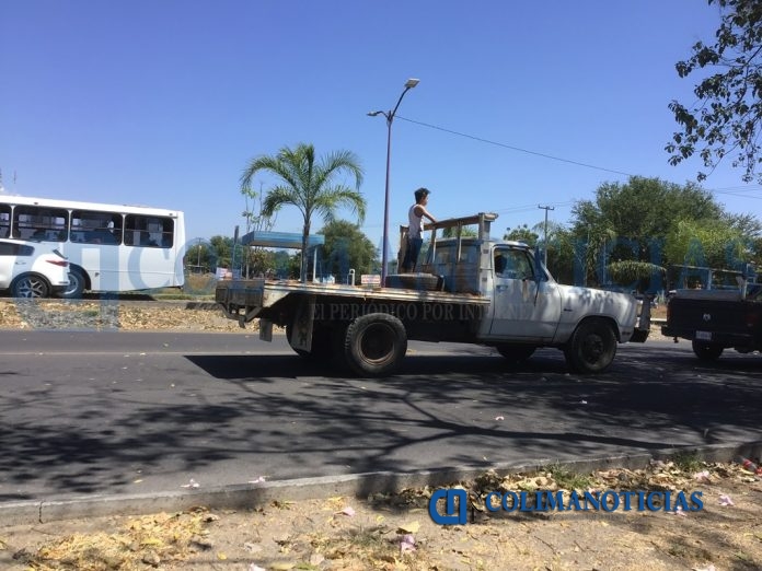 niño va en la parte trasera de una camioneta de redilas