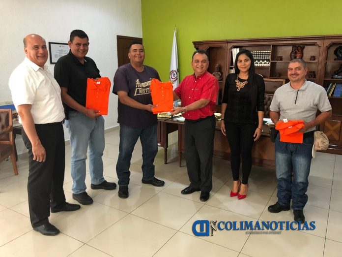 Felipe Cruz entrega playeras naranja a quienes auxiliarán a turistas en rutas turísticas