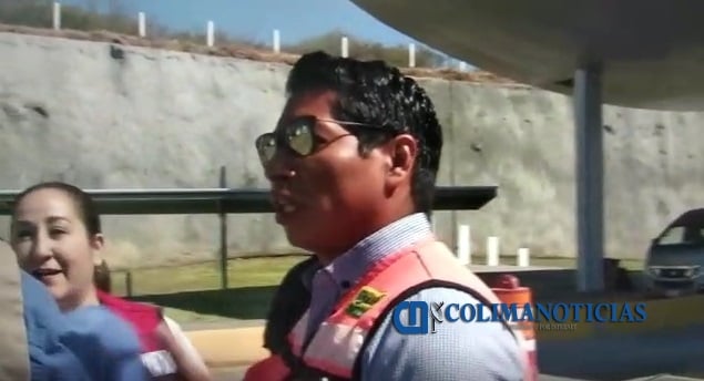 Hostiga policía de Tonila y personal de caseta a reporteros de Colima