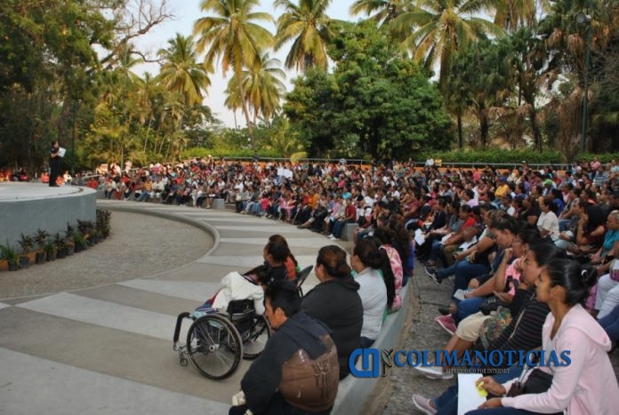 Se entregan 886 becas a estudiantes del Municipio de Colima.