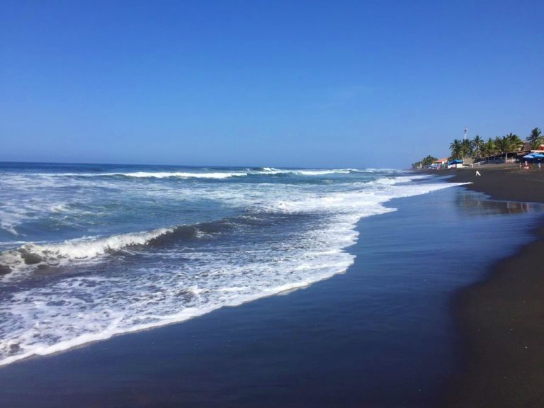 Playa El Real, en Colima, con altos índices de contaminación por materiales fecales