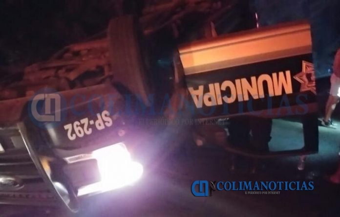 Reportan volcadura de patrulla en el Libramiento de El Naranjo
