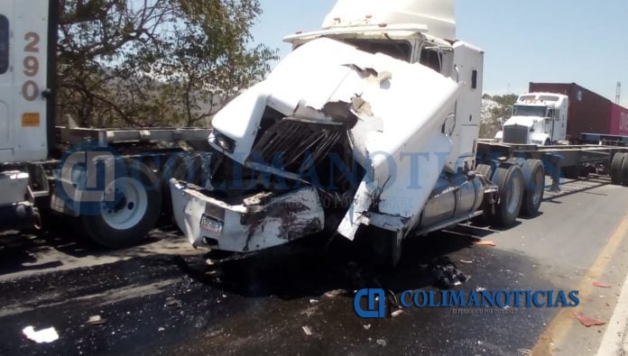 Trailer deshecho en tremendo accidente en Manzanillo3
