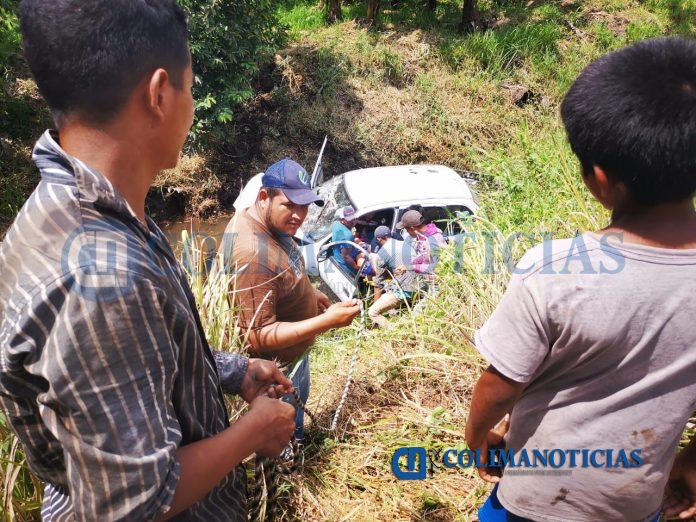 Conductora se reporta grave tras volcar en la carretera a Chanchopa