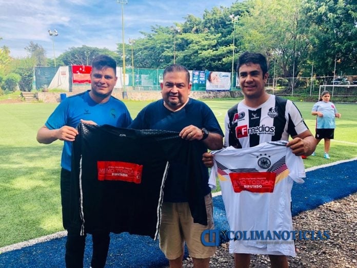 Entrega Toscano uniformes a equipos de futbol como parte del proyecto El deporte es salud