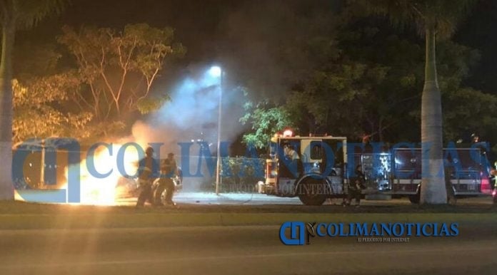 Se incendia camioneta en pleno boulevard costero 3