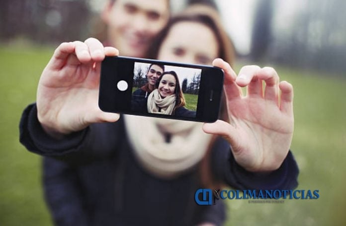 pareja celular selfie