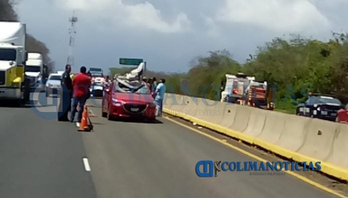 piedra aplasta auto en la autopista 32