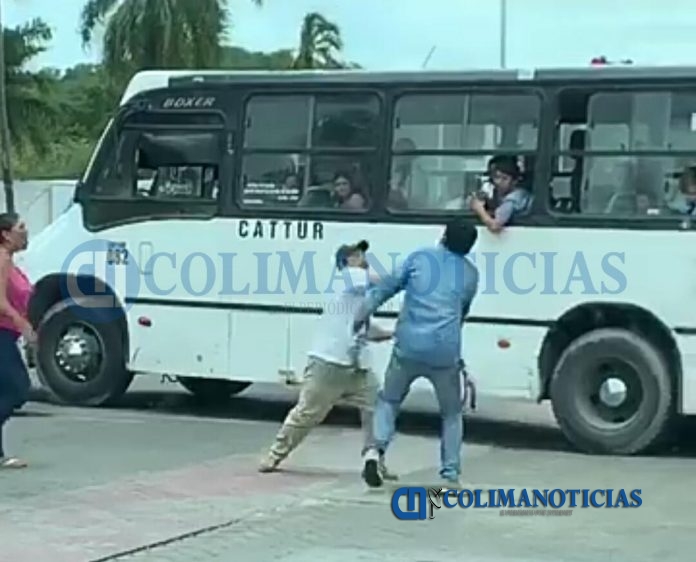 Chocan moto y urbano en Manzanillo