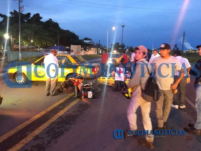Joven motociclista resulta grave al impactarse contra un taxi en Tecomán
