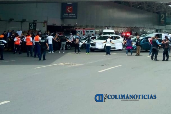 bloquean padres la terminal 1 del aeropuerto