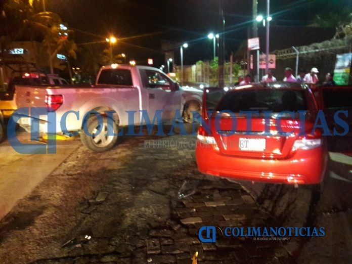 Dos autos devastados por choque en Manzanillo