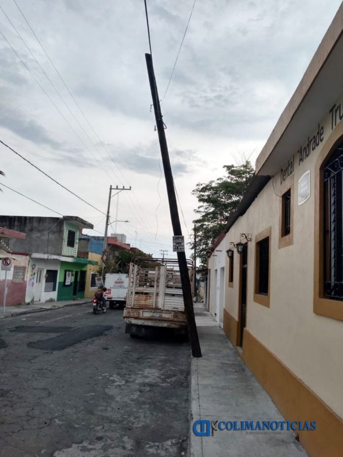 Reportan poste a punto de caer en el centro de Colima