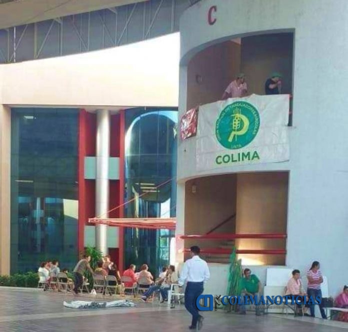manifestantes en secretaria de finanzas