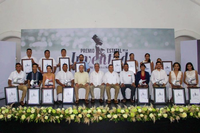 Entregan Premio Estatal de la Juventud en Manzanillo