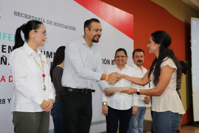 Fortalecen formación continua de figuras educativas en Colima