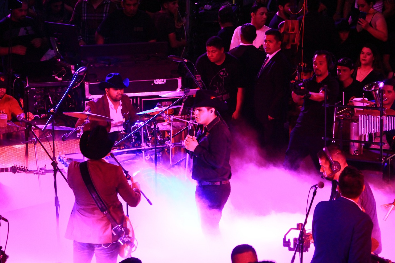 Con lleno total se presenta Alfredo Olivas en el Palenque de la Feria