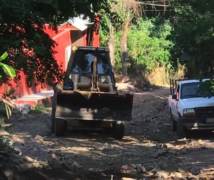 Reparan caminos en Cofradía de Juárez y Flor de Coco - colimanoticias