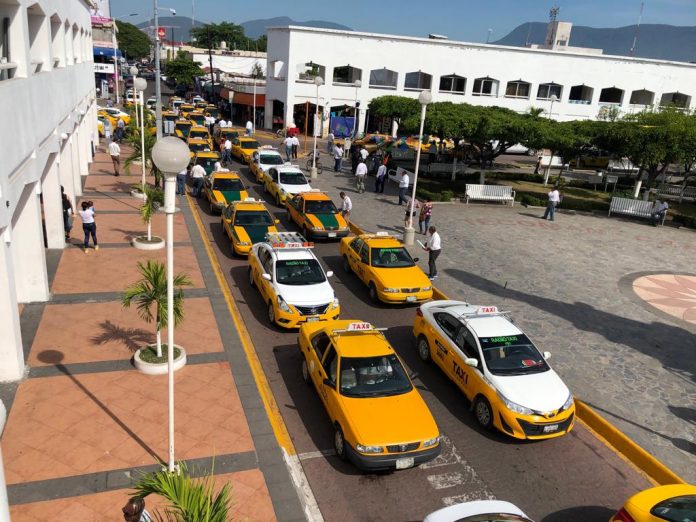 Rechaza Cabildo de Tecomán a mototaxis en la cabecera municipal; taxistas protestan 9 (2)